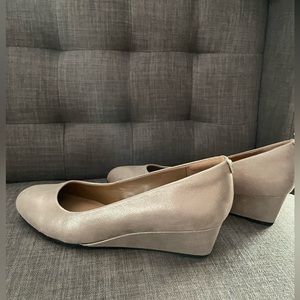 Clarks Women's Vendra Bloom Wedge Pump. Champagne leather size 8 1/2